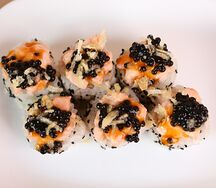 Ролл запеченный с лососем и манго-чили