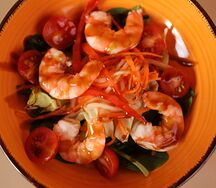 Салат с креветками и помидорами Черри