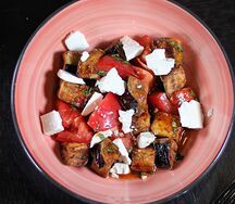 Салат с хрустящими баклажанами и сыром Фета