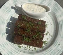 Гренки из бородинского хлеба с чесночным соусом