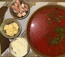 Домашний борщ с салом и бородинским хлебом