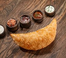 С красной рыбой и чесночным соусом