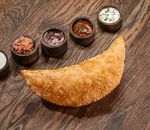 С красной рыбой и пряным соусом