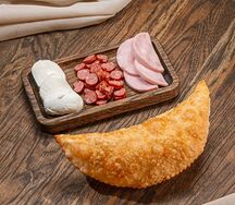 С ветчиной, сыром и пряным соусом