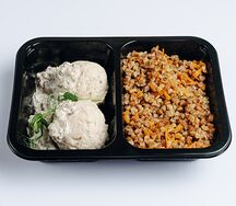 Паровые тефтели с гречкой и сливочным соусом