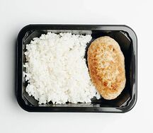 Котлеты куриные с маслом и рисом