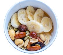 Каша овсяная с орехами и бананом