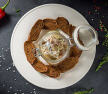 Сельдь с ржаными гренками