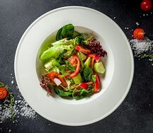 Салат из свежих овощей и зелени