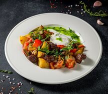 Томленая мраморная говядина с картофелем