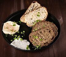 Чиабатта и солодовый хлеб с хмельным и мисо-маслом