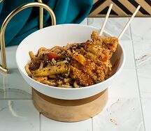 Кацудон со свининой и грибами шиитаке, цукини и бобами эдамаме