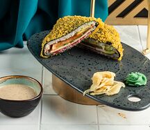 Онигири с лососем и ореховым соусом