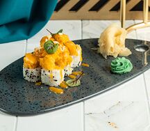 Ролл с манго, креветкой, попкорном и авокадо