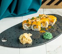 Ролл с лососем и креветкой
