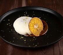 Моти с клубничным джемом и соленой карамелью