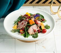 Салат с уткой и страчателлой под малиновым соусом