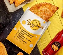 Чебурек с моцареллой, томатом и зеленью