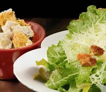 Комбо Салат Цезарь грибной и крылышки наружу