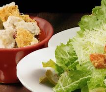 Комбо салат Цезарь острый и сырные палочки