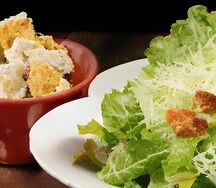 Комбо с салатом Цезарь чесночный и луковыми колечками