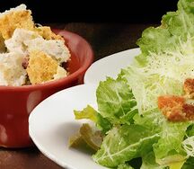 Комбо с салатом Цезарь и крылышками фри