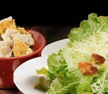 Комбо Салат Цезарь грибной и крылышки Кока-Кола