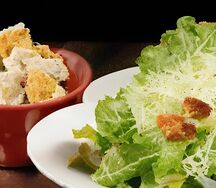 Комбо с салатом Цезарь барбекю и колечками