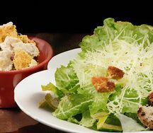 Салат Цезарь острый с курицей и крылышки фри