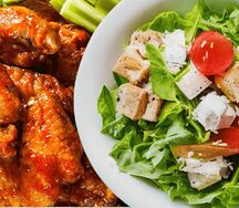 Салат Цезарь без мяса, крылышки Coca-Cola и напиток Sprite