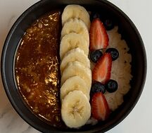 Каша рисовая с солёной карамелью, бананом и голубикой 