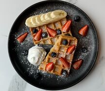 Бельгийская вафля с бананом, шариком мороженого и свежими ягодами 