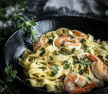 Феттучини с тигровыми креветками в сливочном соусе