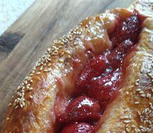 Хачапури с клубникой, сливочным сыром и корицей