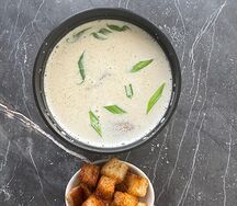 Суп сливочный с курицей и сухариками 