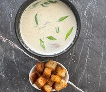 Сливочный суп с лососем и сухариками 
