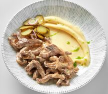 Бефстроганов с белыми грибами и картофельным пюре