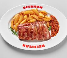 Свиные рёбра на гриле с картофельными дольками и соусом BBQ