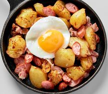 Жареный картофель с колбасками и глазуньей
