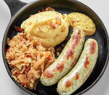 Колбаски со шпинатом, картофельным пюре и тушёной капустой 
