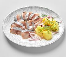 Бочковая сельдь с маринованным луком и картофелем 