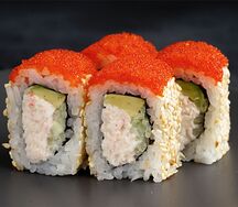 Ролл Калифорния с мясом снежного краба и икрой тобико