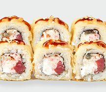 Теплый ролл с мясом снежного краба, лососем и угрем