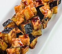 Тёплый салат из баклажанов в соусе Sweet Chili