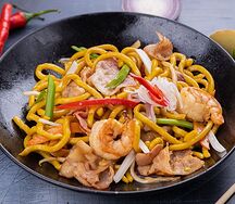 Удон с креветками и беконом