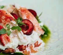 Страчателла, томаты, камчатский краб, черешня