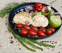 Кальмар, фаршированный форелью, грибами, гребешком и сыром