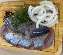 Сельдь слабосоленая с луком и зеленью