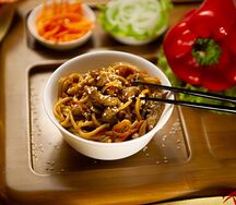 Лапша вок с курицей и овощами под соусом терияки