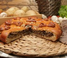 Пирог с говядиной и черносливом